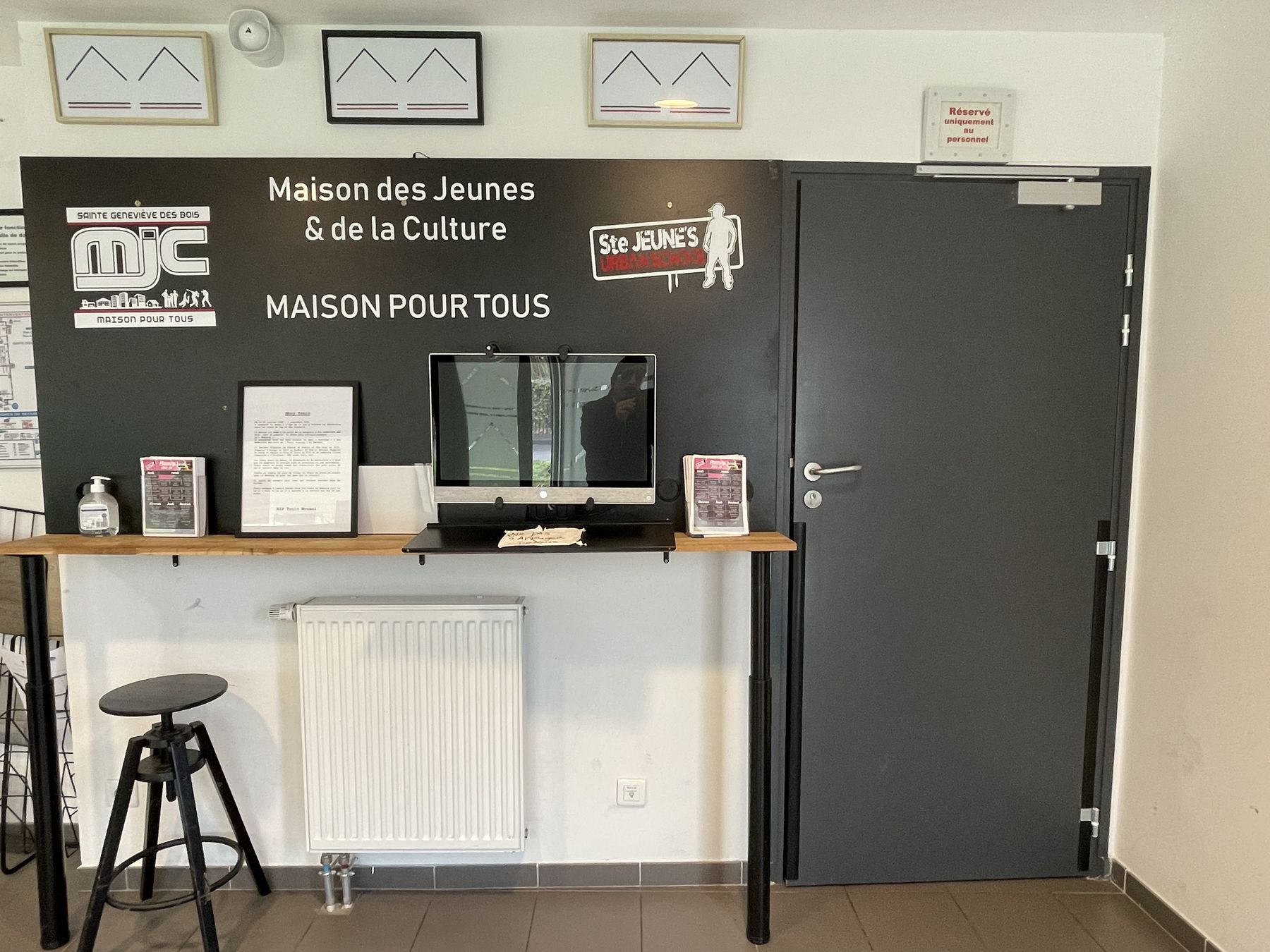 Le mur d’accueil « Maison des Jeunes et de la Culture — Maison pour tous »