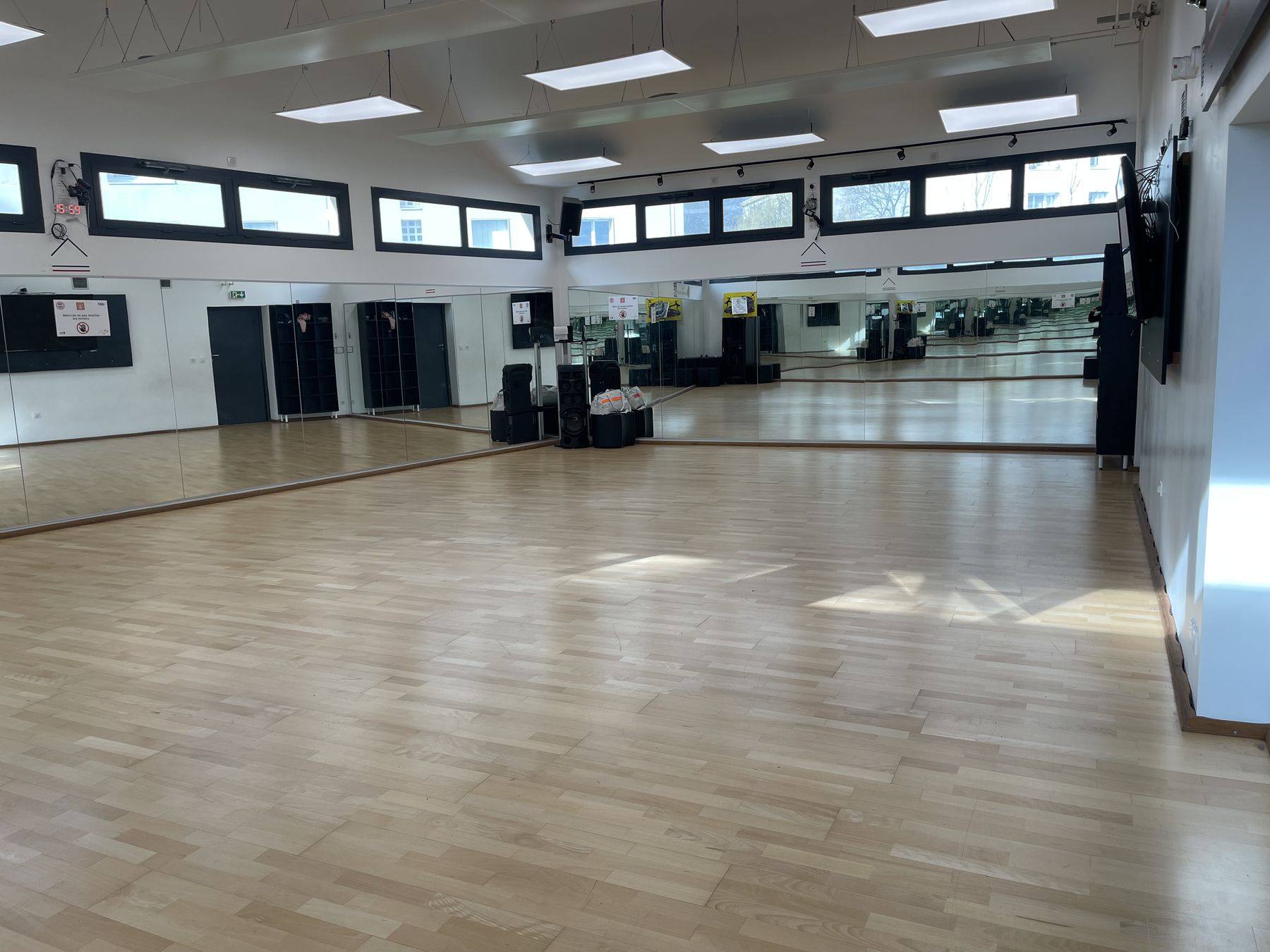 La grande salle de danse de l’Espace de la Bergerie, parquet et miroirs