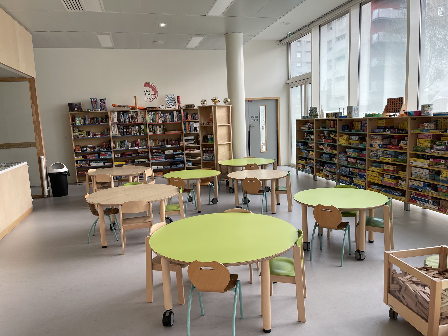 Les tables de jeu de la ludothèque