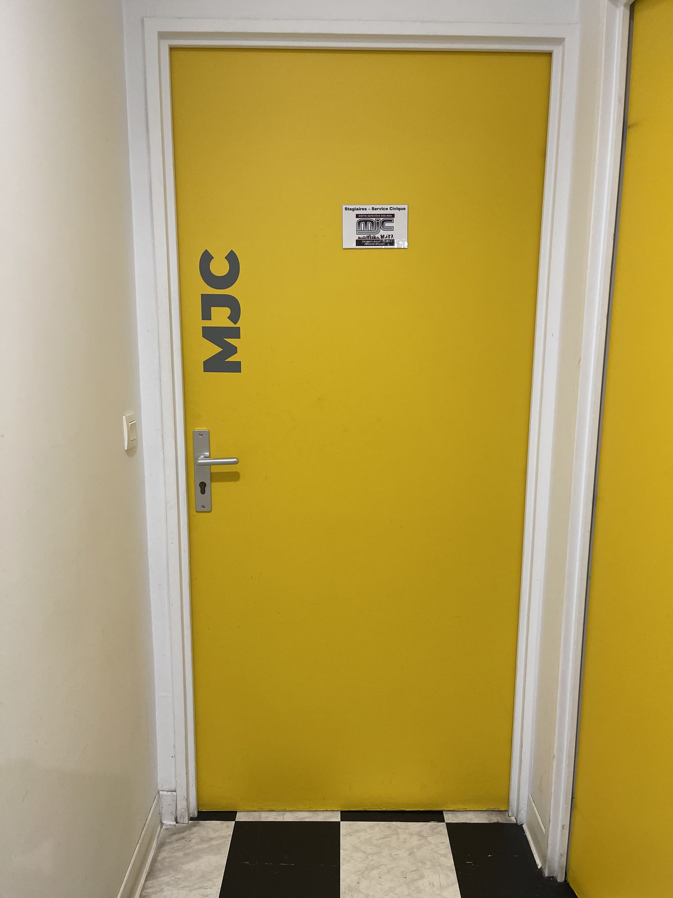 La porte jaune de la MJC au Tiers-Lieu Jeunesse