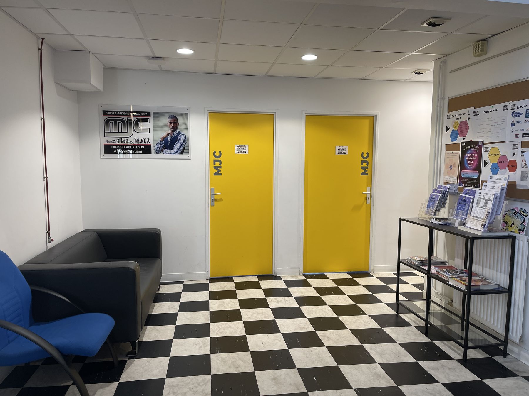 Les portes jaunes de la MJC